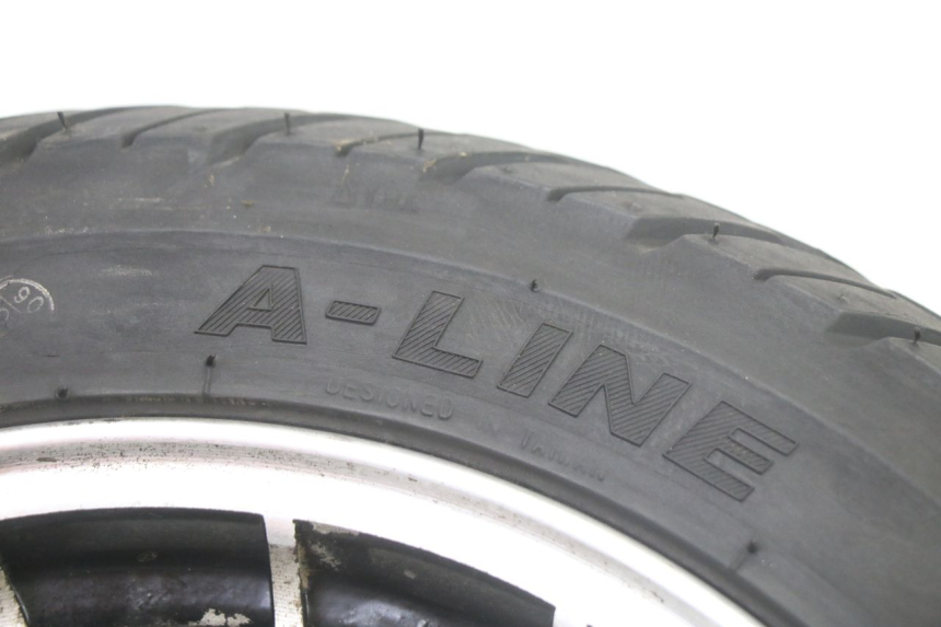 photo de ARO TRASEIRO E PNEU VENESI FLY RETRO 4T 50 (2020 - 2025) - Detalhes característicos