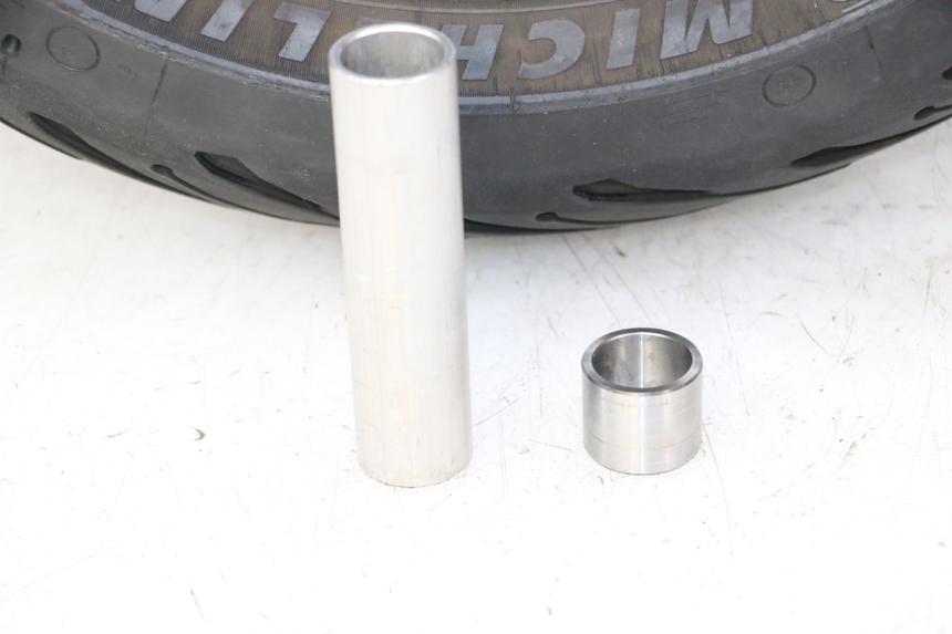 photo de ARO TRASEIRO E PNEU YAMAHA FZ6 FAZER S2 600 (2007 - 2011) - Pontos de fixação