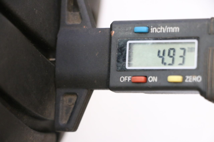 photo de ARO TRASEIRO E PNEU KAWASAKI GPX F ZX750F 750 (1986 - 1990) - Zoom do estado de desgaste