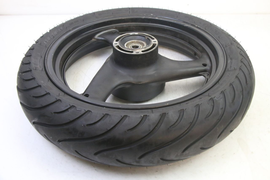 photo de ARO TRASEIRO E PNEU SUZUKI GS GSE 500 (2001 - 2003) - Detalhe da peça