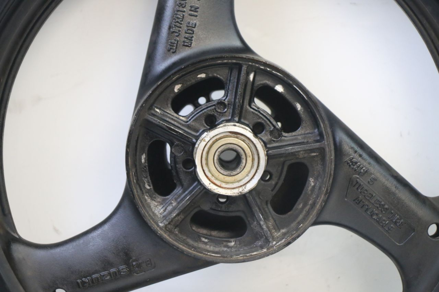 photo de ARO TRASEIRO E PNEU SUZUKI GS GSE 500 (2001 - 2003) - Vista de perto