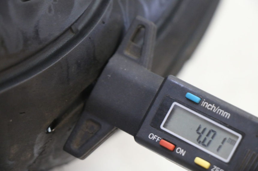 photo de ARO TRASEIRO E PNEU SUZUKI GS GSE 500 (2001 - 2003) - Zoom de qualidade