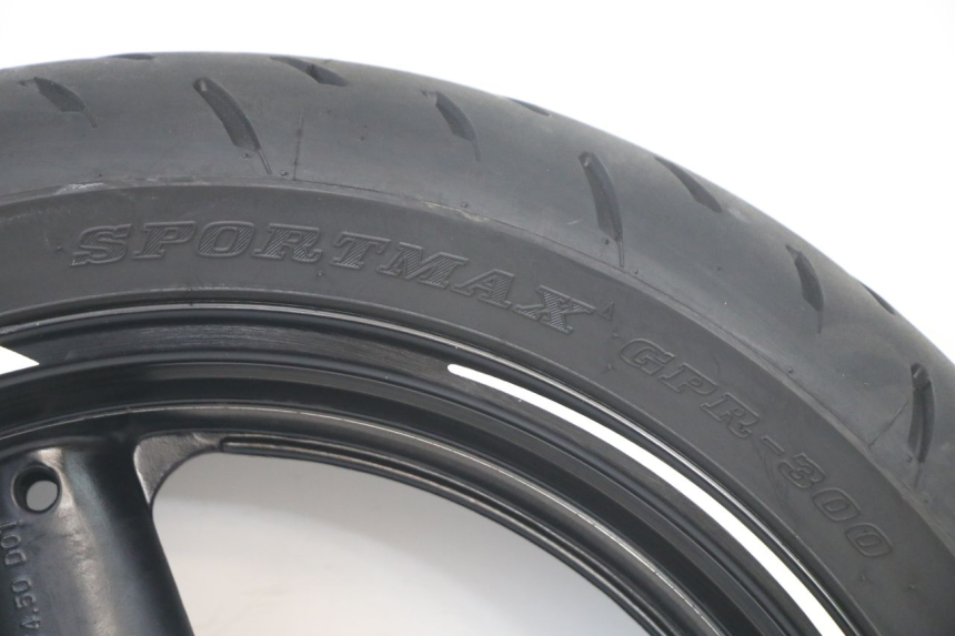 photo de ARO TRASEIRO E PNEU SUZUKI GSF S BANDIT 600 (2000 - 2004) - Detalhes característicos