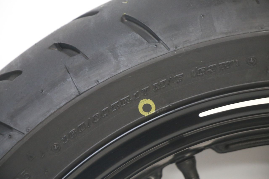 photo de ARO TRASEIRO E PNEU SUZUKI GSF S BANDIT 600 (2000 - 2004) - Vista de perto