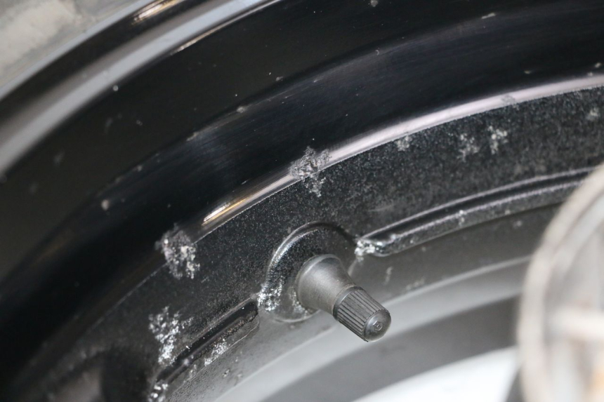 photo de ARO TRASEIRO E PNEU SUZUKI GSR 750 (2011 - 2017) - Detalhe da peça