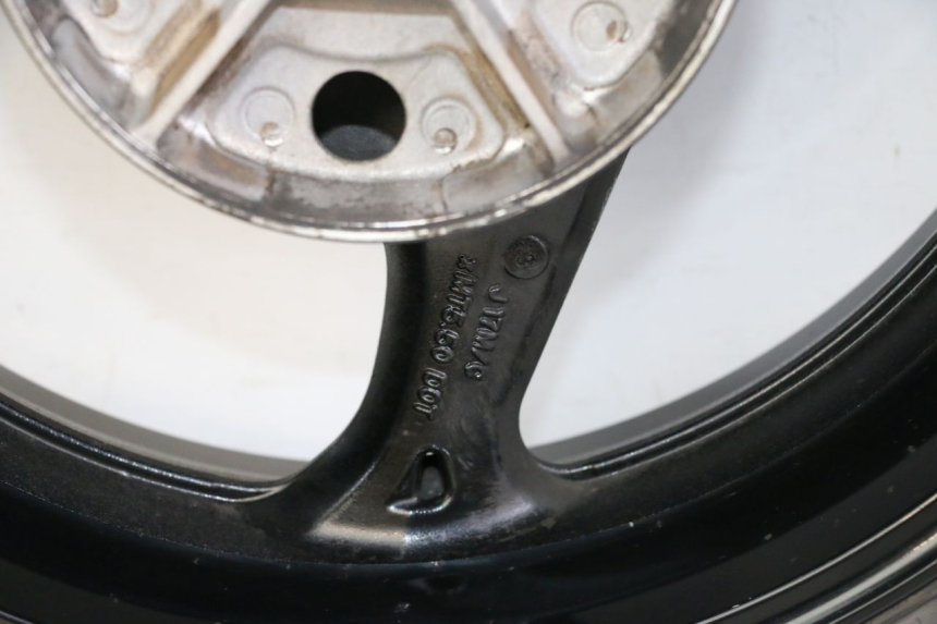 photo de ARO TRASEIRO E PNEU SUZUKI GSR 750 (2011 - 2017) - Detalhes característicos