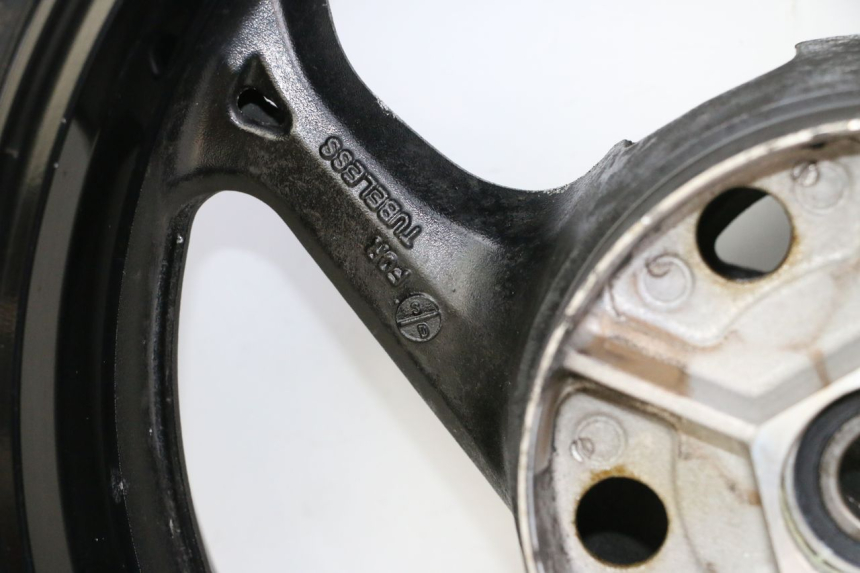 photo de ARO TRASEIRO E PNEU SUZUKI GSR 750 (2011 - 2017) - Vista de perto
