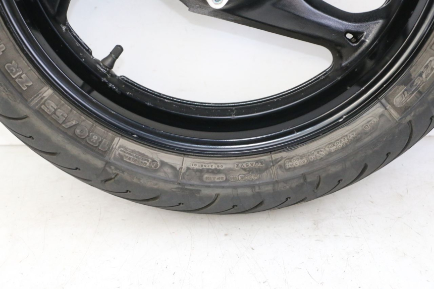 photo de ARO TRASEIRO E PNEU SUZUKI GSR 750 (2011 - 2017) - Vista de perfil