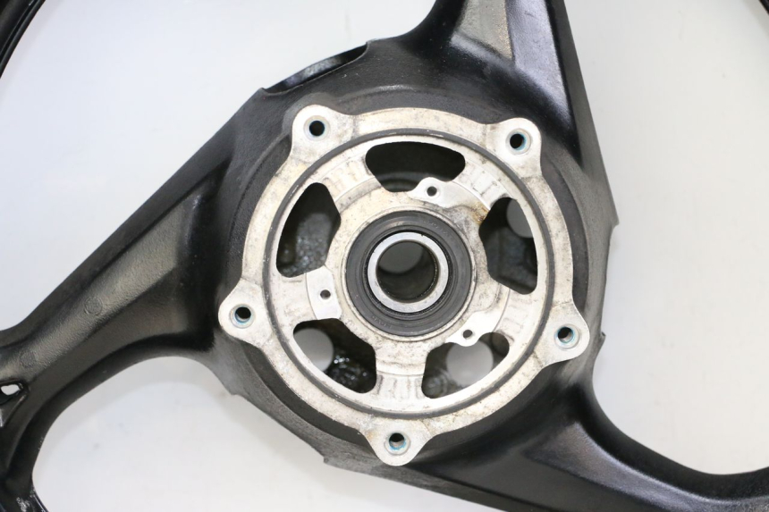photo de ARO TRASEIRO E PNEU SUZUKI GSR 750 (2011 - 2017) - Detalhe da peça