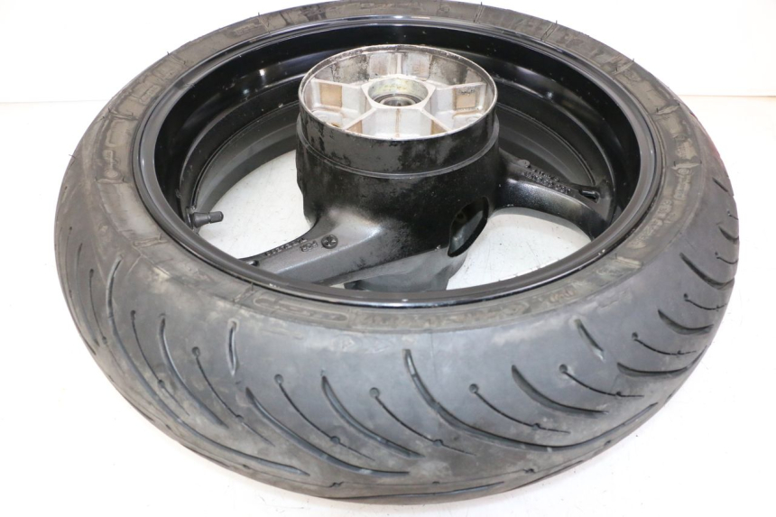 photo de ARO TRASEIRO E PNEU SUZUKI GSR 750 (2011 - 2017) - Pontos de fixação