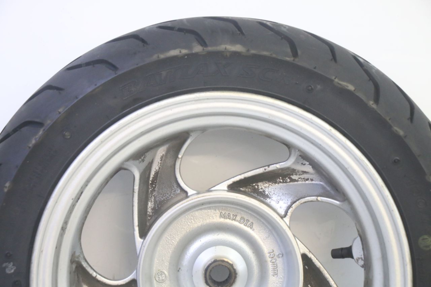 photo de ARO TRASEIRO E PNEU SYM GTS EVO 125 (2009 - 2013) - Detalhes característicos