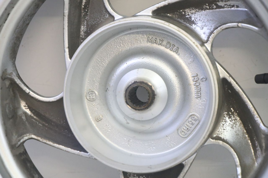 photo de ARO TRASEIRO E PNEU SYM GTS EVO 125 (2009 - 2013) - Vista de perto