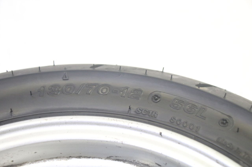 photo de ARO TRASEIRO E PNEU SYM GTS EVO 125 (2009 - 2013) - Vista de perfil