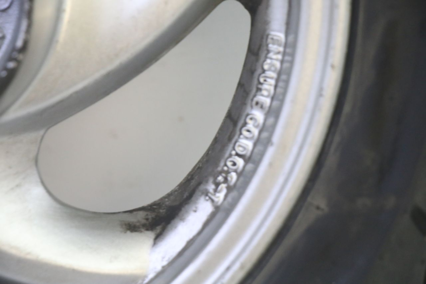 photo de ARO TRASEIRO E PNEU SYM GTS EVO 125 (2009 - 2013) - Peça verificada