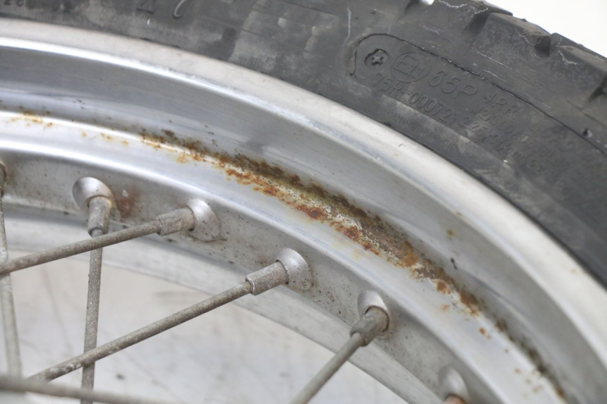 photo de ARO TRASEIRO E PNEU KYMCO STRYKER OFF ROAD 125 (1999 - 2005) - Detalhes característicos