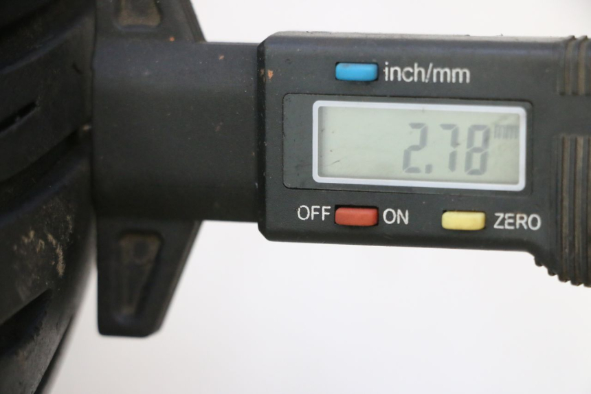 photo de ARO TRASEIRO E PNEU PIAGGIO LIBERTY IGET S 125 (2016 - 2020) - Zoom do estado de desgaste