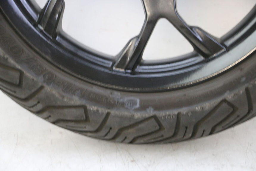 photo de ARO TRASEIRO E PNEU PIAGGIO MP3 HPE 310 (2024 - 2025) - Detalhes característicos