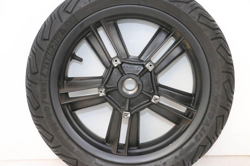 photo de ARO TRASEIRO E PNEU PIAGGIO MP3 HPE 300 (2019 - 2026) - Detalhes característicos
