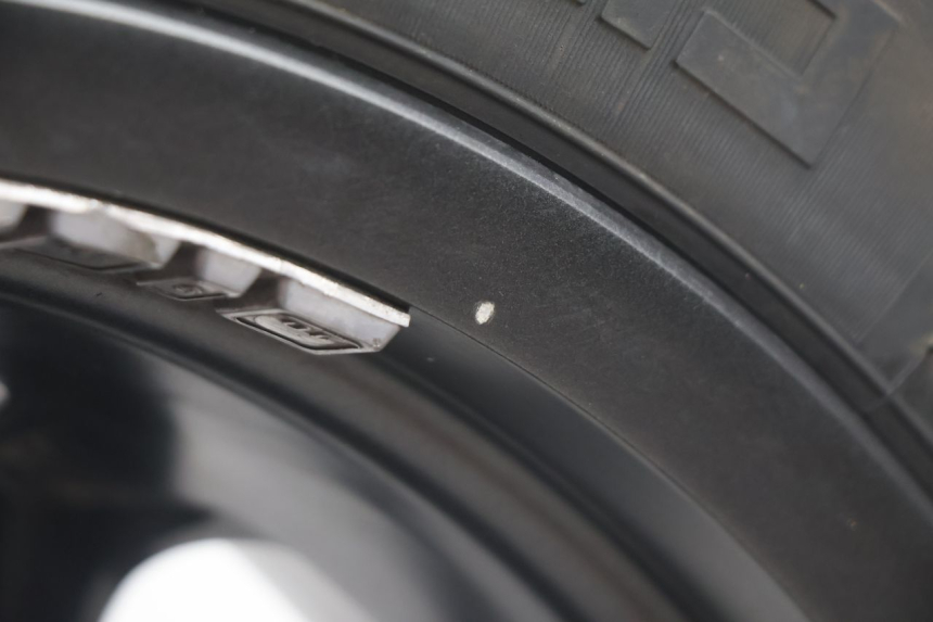 photo de RODA TRASEIRA E PNEU PIAGGIO MP3 HPE 530 (2022 - 2026) - Detalhes característicos
