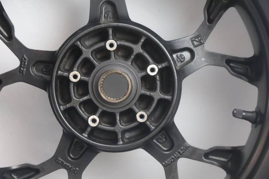 photo de RODA TRASEIRA E PNEU PIAGGIO MP3 HPE 530 (2022 - 2026) - Vista de perto