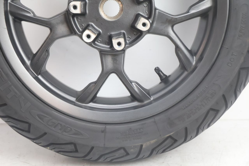 photo de RODA TRASEIRA E PNEU PIAGGIO MP3 HPE 530 (2022 - 2026) - Zoom do estado de desgaste