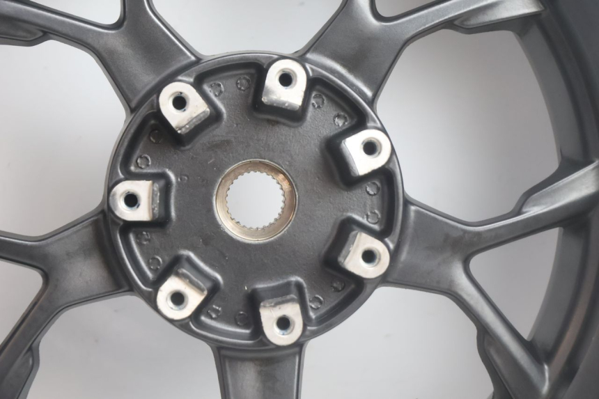 photo de RODA TRASEIRA E PNEU PIAGGIO MP3 HPE 530 (2022 - 2026) - Ampliação técnica