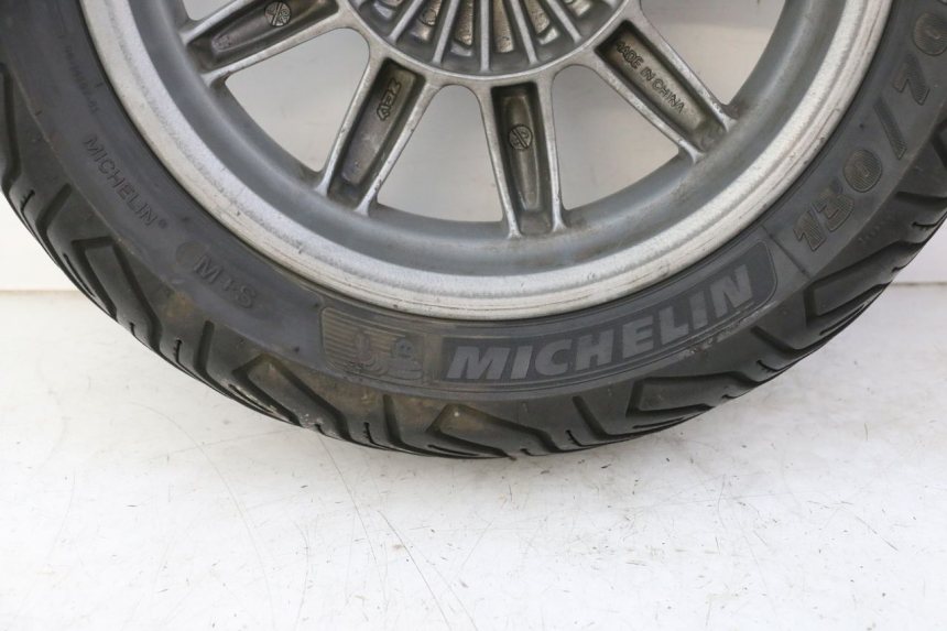 photo de ARO TRASEIRO E PNEU PIAGGIO MP3 125 (2006 - 2014) - Detalhes característicos