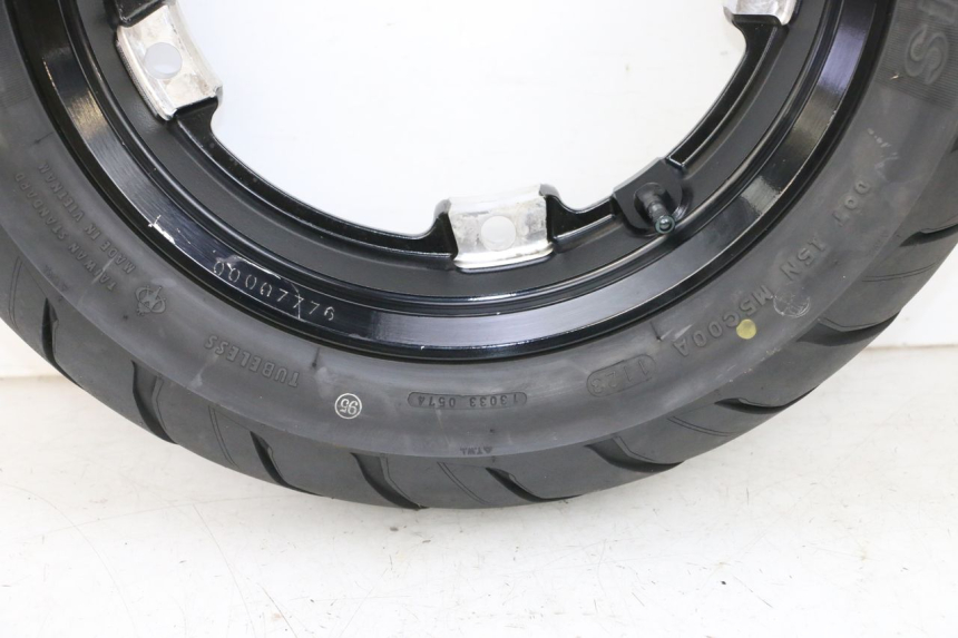 photo de ARO TRASEIRO E PNEU YAMAHA NEO'S CORE 1 (2022 - 2026) - Detalhes característicos