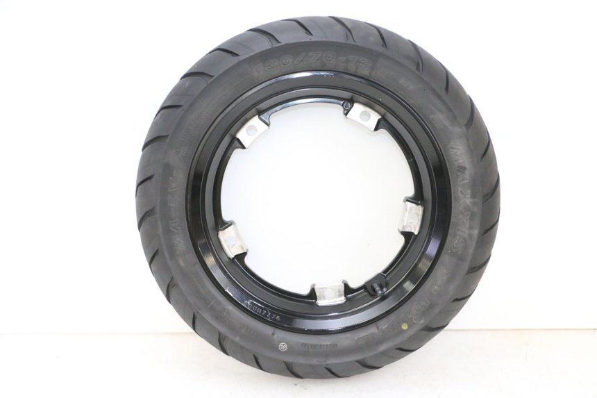photo de ARO TRASEIRO E PNEU YAMAHA NEO'S CORE 1 (2022 - 2026) - Vista de perto