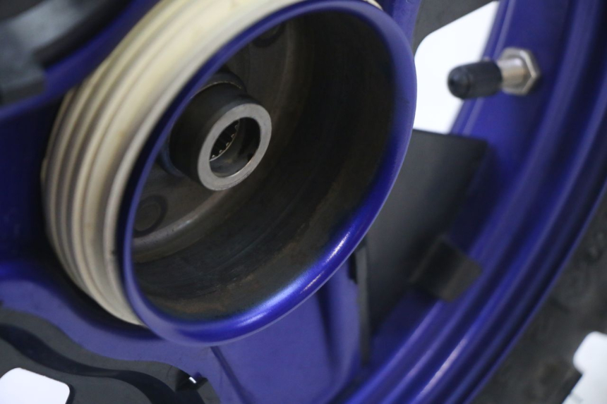 photo de ARO TRASEIRO E PNEU YAMAHA PW 50 (1984 - 2025) - Detalhes característicos