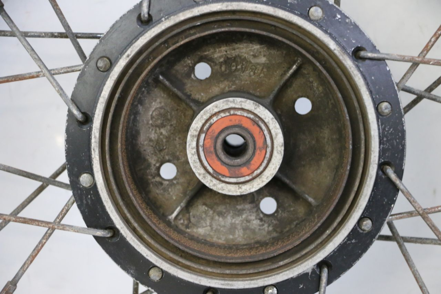 photo de ARO TRASEIRO E PNEU YAMAHA PW 80 (1983 - 2014) - Vista de perto