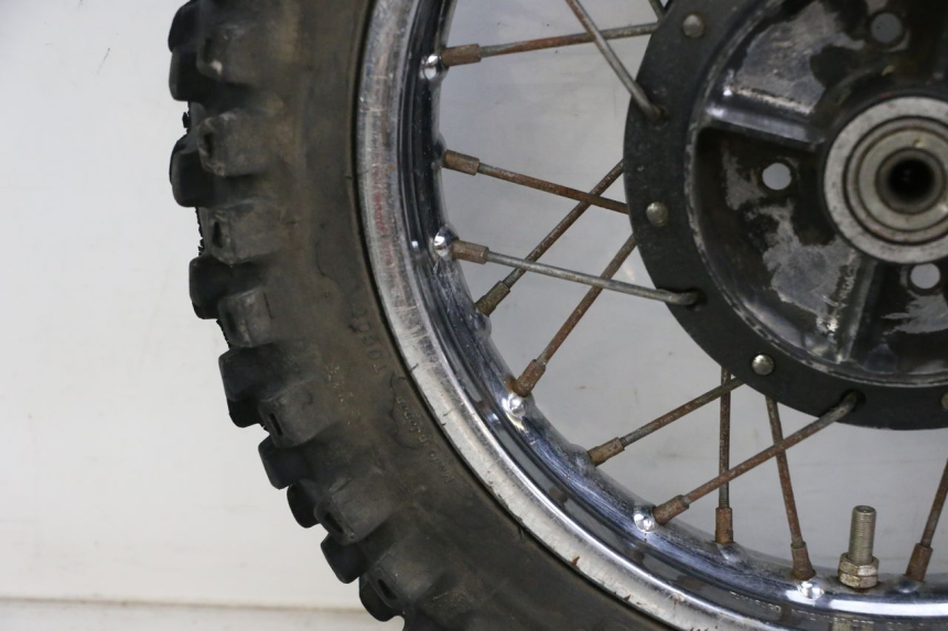 photo de ARO TRASEIRO E PNEU YAMAHA PW 80 (1983 - 2014) - Vista de perfil