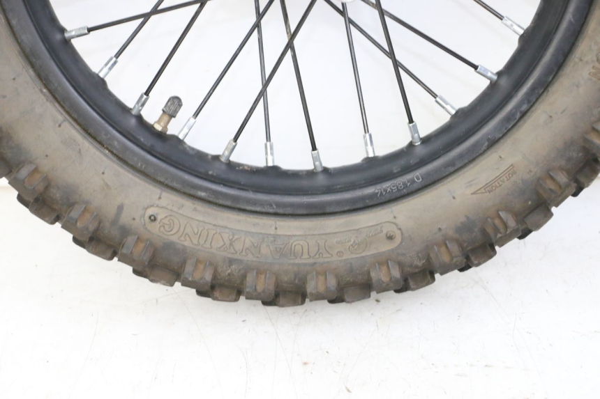 photo de ARO TRASEIRO E PNEU APOLLO RFZ 125 - Detalhes característicos