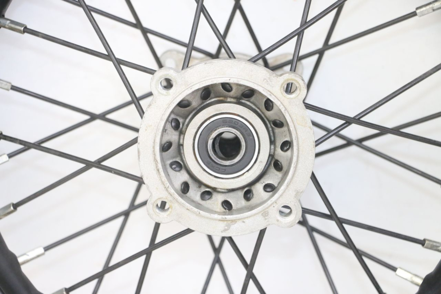photo de ARO TRASEIRO E PNEU APOLLO RXF 125 - Detalhes característicos