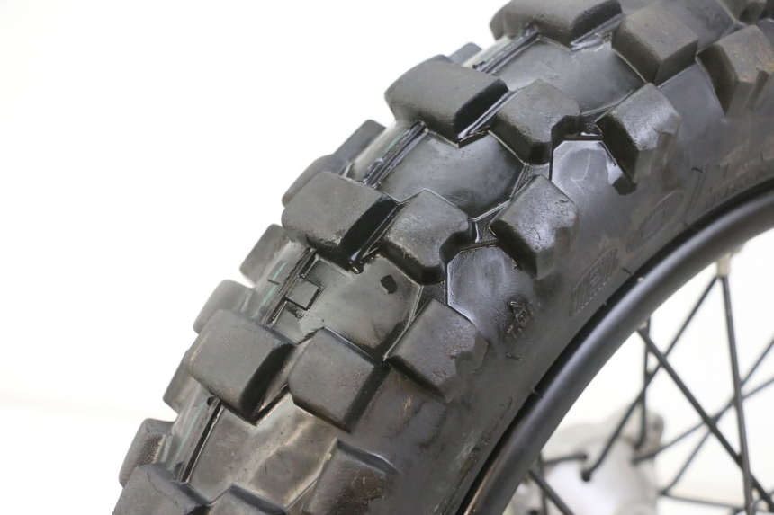 photo de ARO TRASEIRO E PNEU APOLLO RXF 125 - Zoom do estado de desgaste