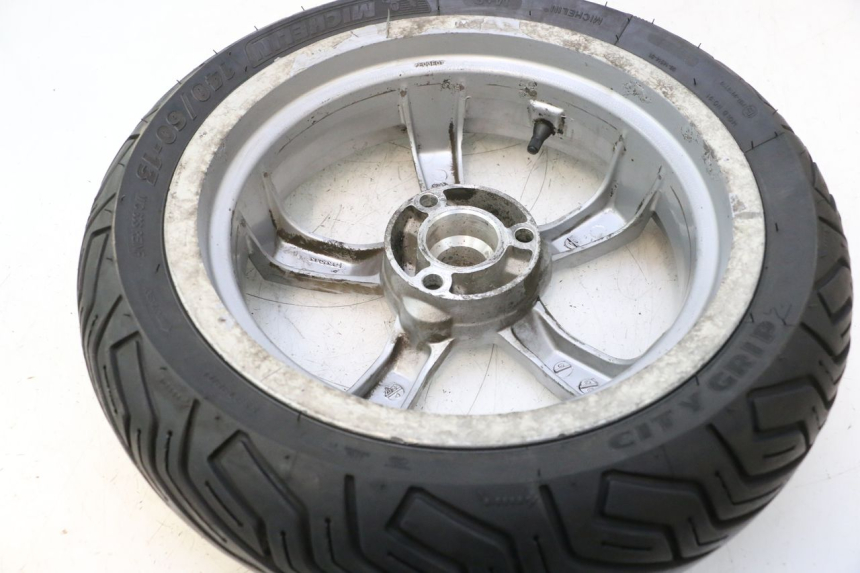 photo de ARO TRASEIRO E PNEU PEUGEOT SATELIS 125 (2006 - 2009) - Zoom do estado de desgaste