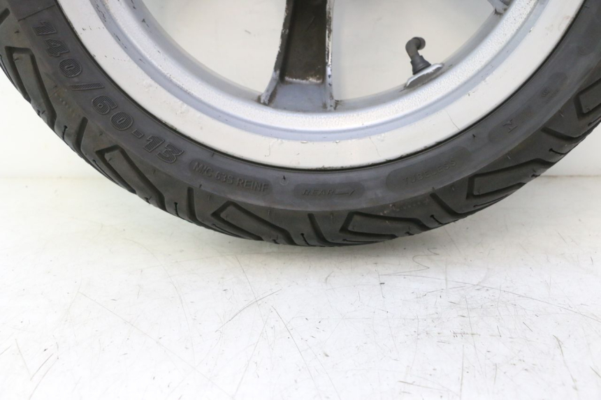 photo de ARO TRASEIRO E PNEU PEUGEOT SATELIS 125 (2013 - 2018) - Detalhes característicos