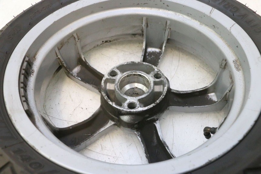 photo de ARO TRASEIRO E PNEU PEUGEOT SATELIS 125 (2013 - 2018) - Zoom do estado de desgaste