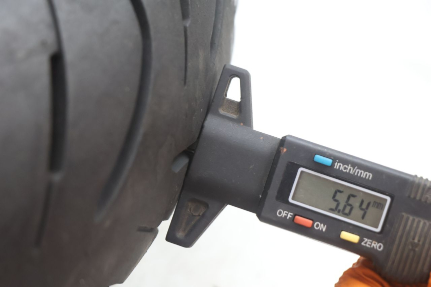 photo de ARO TRASEIRO E PNEU RIDE SLASH 2T 50 (2012 - 2014) - Vista de perto
