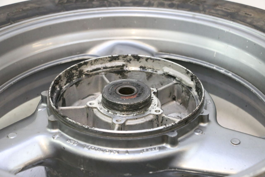 photo de ARO TRASEIRO E PNEU HONDA ST PAN EUROPEAN 1100 (1990 - 2002) - Outro ângulo de visão
