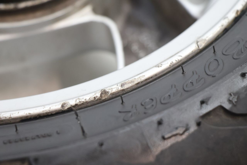 photo de ARO TRASEIRO E PNEU PEUGEOT VIVACITY 50 (2004 - 2009) - Detalhes característicos
