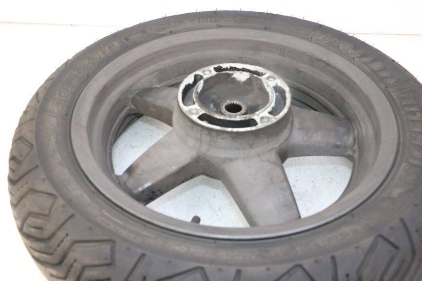 photo de ARO TRASEIRO E PNEU YAMAHA X-MAX XMAX 125 (2010 - 2013) - Zoom do estado de desgaste