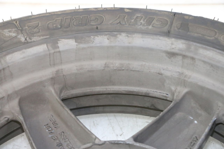 photo de ARO TRASEIRO E PNEU YAMAHA X-MAX XMAX 125 (2010 - 2013) - Pontos de fixação