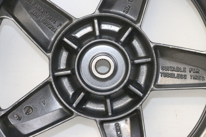 photo de ARO TRASEIRO E PNEU YAMAHA XMAX X-MAX 125 (2006 - 2009) - Detalhes característicos