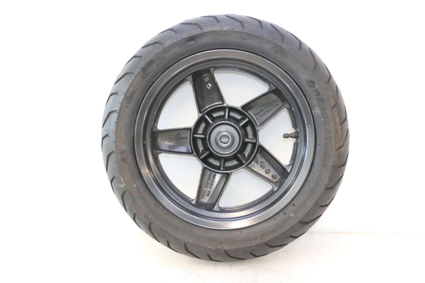 photo de ARO TRASEIRO E PNEU YAMAHA XMAX X-MAX 125 (2006 - 2009) - Detalhes característicos