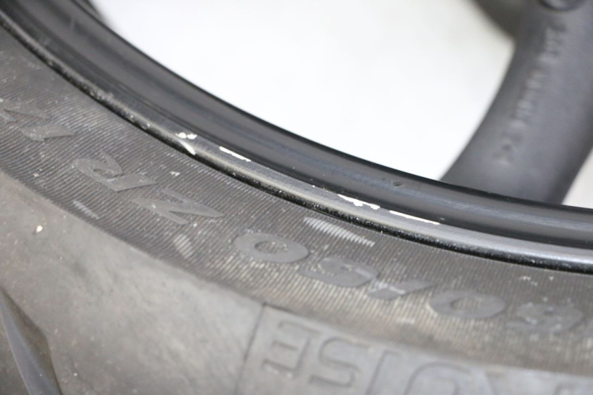 photo de ARO TRASEIRO E PNEU YAMAHA XJ6 ABS 600 (2008 - 2016) - Pontos de fixação