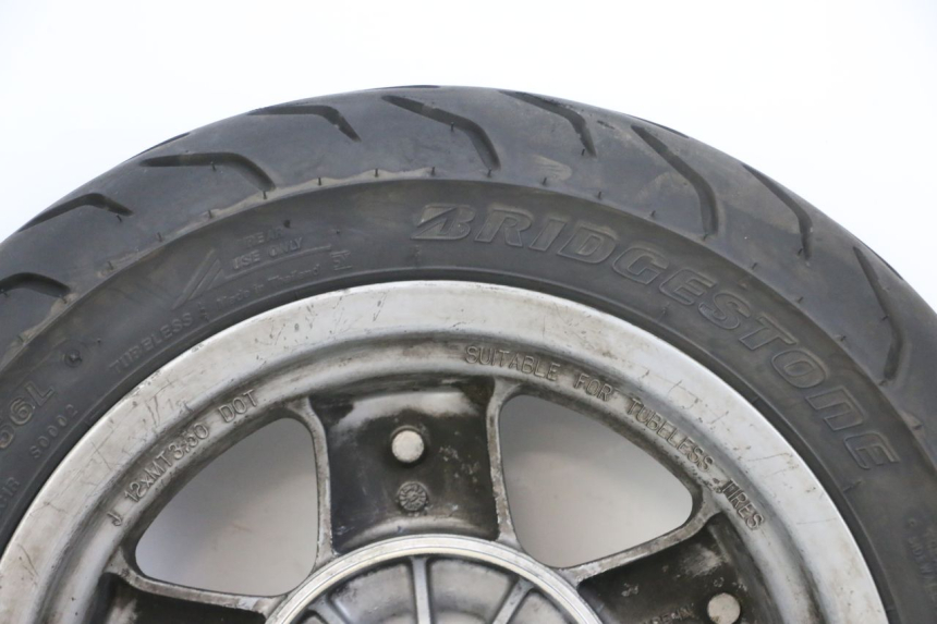 photo de ARO TRASEIRO E PNEU YAMAHA YP MAJESTY 125 (2002 - 2006) - Detalhes característicos