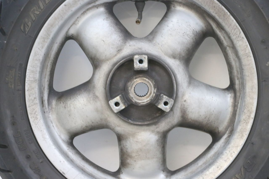 photo de ARO TRASEIRO E PNEU YAMAHA YP MAJESTY 125 (2002 - 2006) - Vista de perto