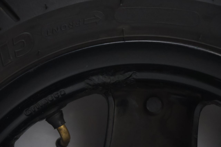 photo de ARO TRASEIRO E PNEU YAMAHA YP MAJESTY 125 (2002 - 2006) - Detalhes característicos