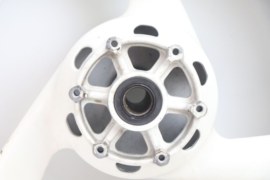 photo de ARO TRASEIRO E PNEU YAMAHA YZF R GENESIS 750 (1993 - 1998) - Detalhes característicos